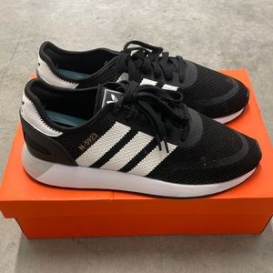 Adidas sneaker size 9.5 N-5923